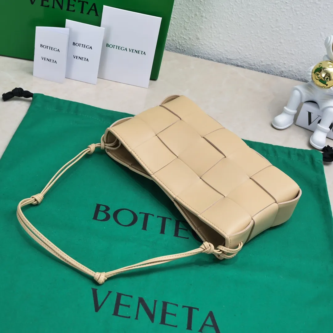 Batch 1260 #BV 2023 Cassette rope armpit bag is here🎈Simple, versatile and versatile formula bag made of intreccio woven cow leather. The square bag shape is wear-resistant and durable. Minimalism and commuting really complement each other. There are 4 card slots inside and thoughtful design✔️ Magnetic buckle closure to better protect privacy [Happy] When you are worried about matching, it is a bag that can be taken out with just one lift~ Dimensions: 22.5x13.5x4.5, Model: 7741